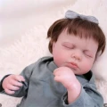 Zbliżenie na śpiącą twarz lalki Reborn z malowaniem 3D i widocznymi żyłkami